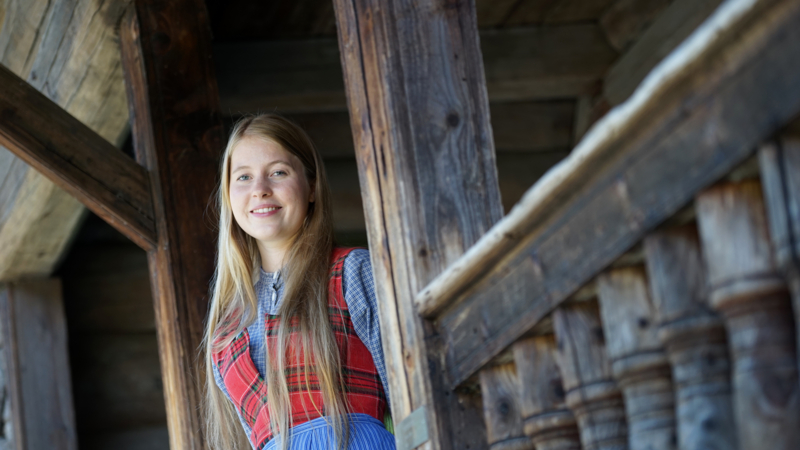 omviser_jente_bunad_Esben_Haakenstad