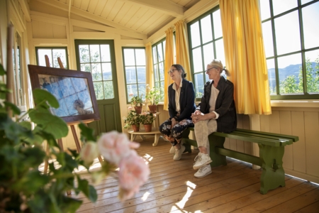 Gjester på glassverandaen på Aulestad